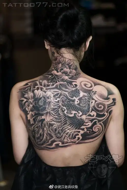 后背半背凤凰黑灰文身图案_湖北老兵武汉纹身培训学校|专业纹身学校