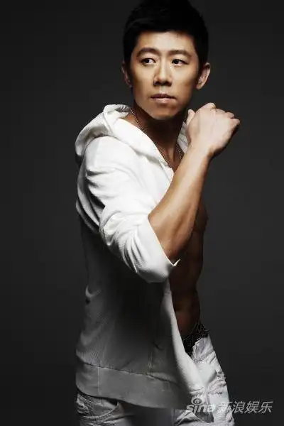 夏雨为新戏赴台工作 转机过程有惊无险(组图)