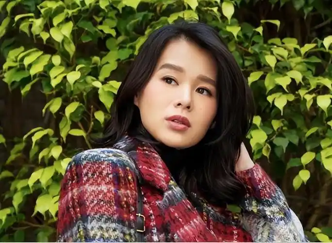 回顾演员胡杏儿嫁大3岁富豪婚后连生三胎如今一家其乐融融