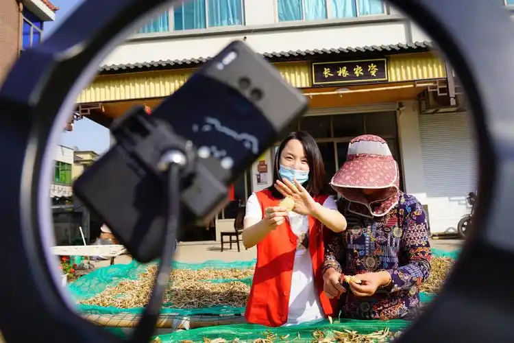 走进大山直播助农