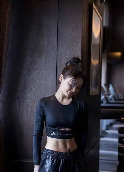 袁姗姗晒健身照蜜蜂腰真的绝了,马甲线尽显,五年连续保持者!