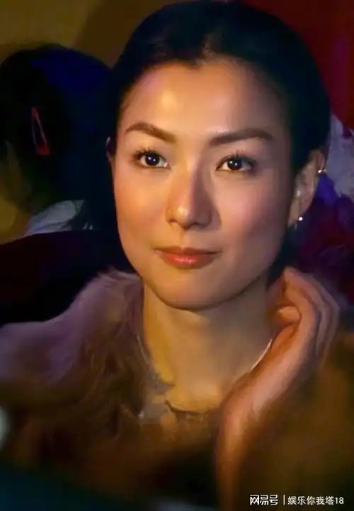 两张2002年的郑秀文照片