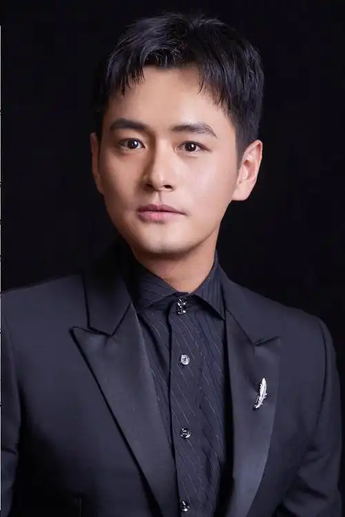 王雨亮相金骨朵网络影视盛典 尽显绅士风格