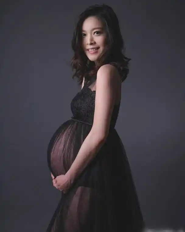 雨侨怀宝宝七个月的时候就放出多张索爆大肚写真,她身穿白色低胸晚装