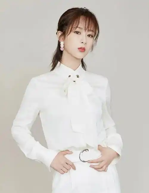 杨紫这款发型还不挑年龄,无论是清纯风还是成熟风都能轻松驾驭,带给