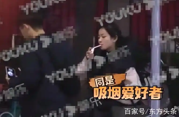 《小欢喜》英子李庚希街头吸烟动作娴熟,乱丢烟头颠覆好学生形象