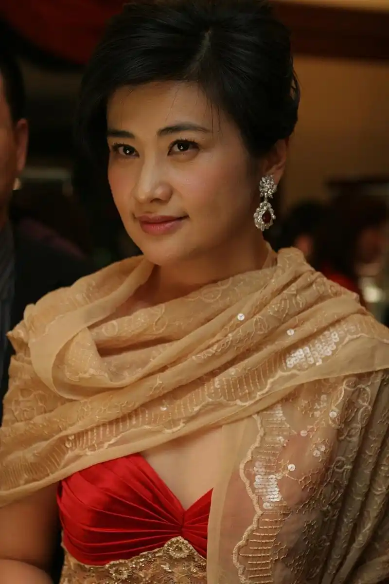 央视女神李红44岁挺时髦,穿衣端庄从容,一副成熟知性相真美