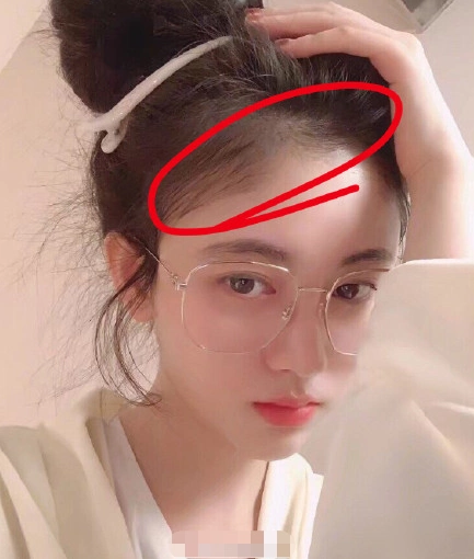 鞠婧祎直播卸妆洗脸,发际线粉被洗掉之后,暴露了最真实的样子!