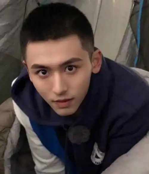 炎炎夏日,相信大家都比较喜欢比较短的发型,让自己看起来更加干净利落