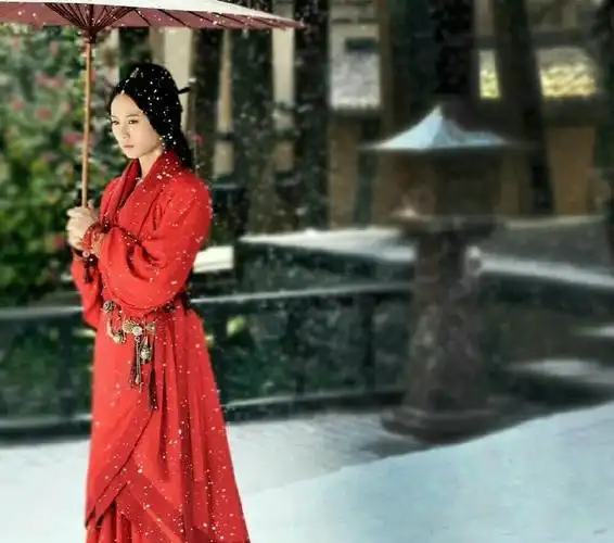 别人是用手撑伞,在《神雕侠侣》中她饰演的小龙女直接用脚顶伞,动作还