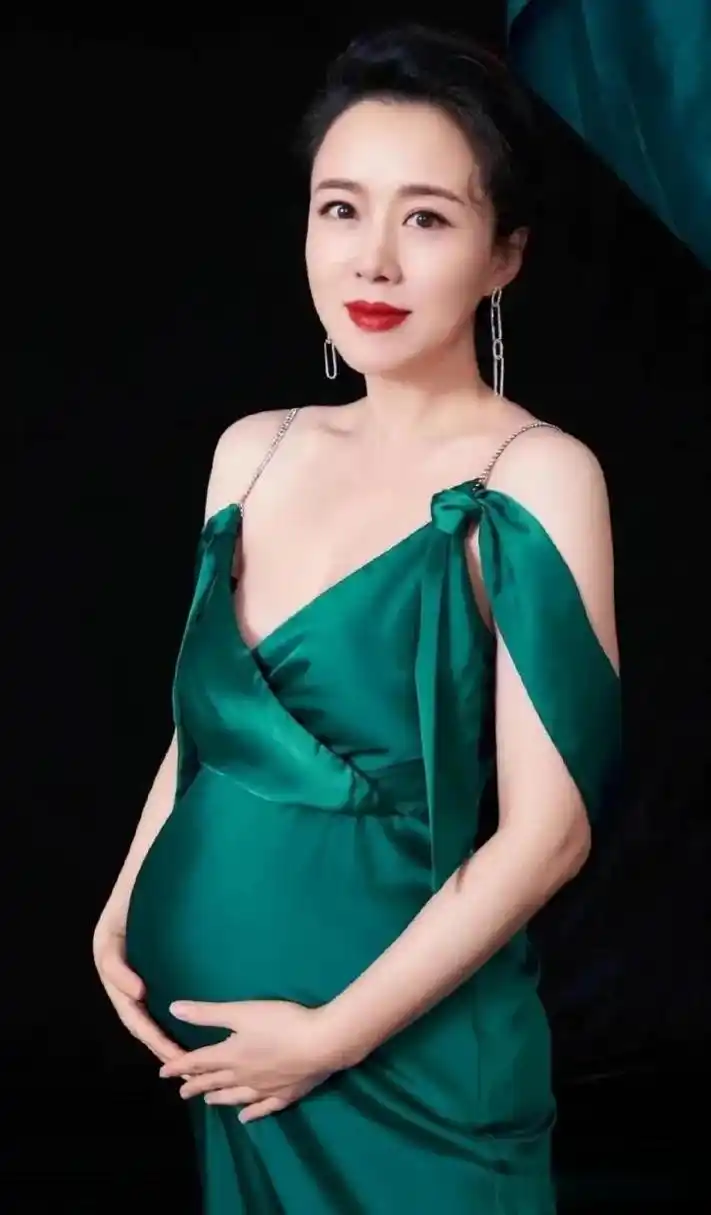 女星们的孕肚照……没一个丑的没一个臃肿的没一个翻车的即使怀孕了也