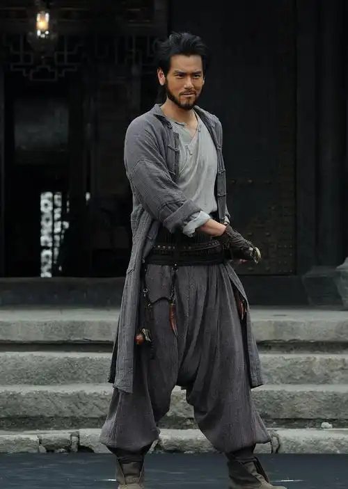 彭于晏武士造型很有古代神韵,络腮胡须肩抗大刀非常带感_高清图集