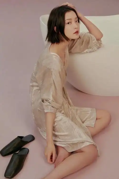 气质女杜鹃时尚写真