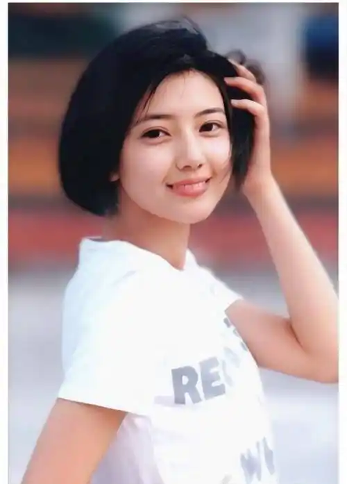 这可能就是高圆圆想要删除的照片,没有滤镜的青春很真实_高中_短发