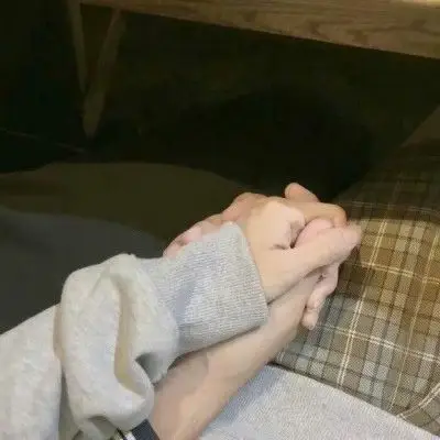 牵手头像只有手 手控情侣头像一左一右两个人