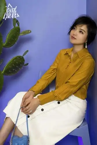 百搭星君歌手白雪衬衫配半裙文艺复古