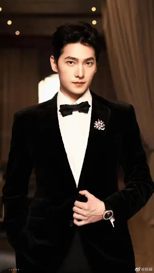 杨洋胸针##杨洋#杨洋于威尼斯出席品牌活动,身穿精致西装套装鄙色