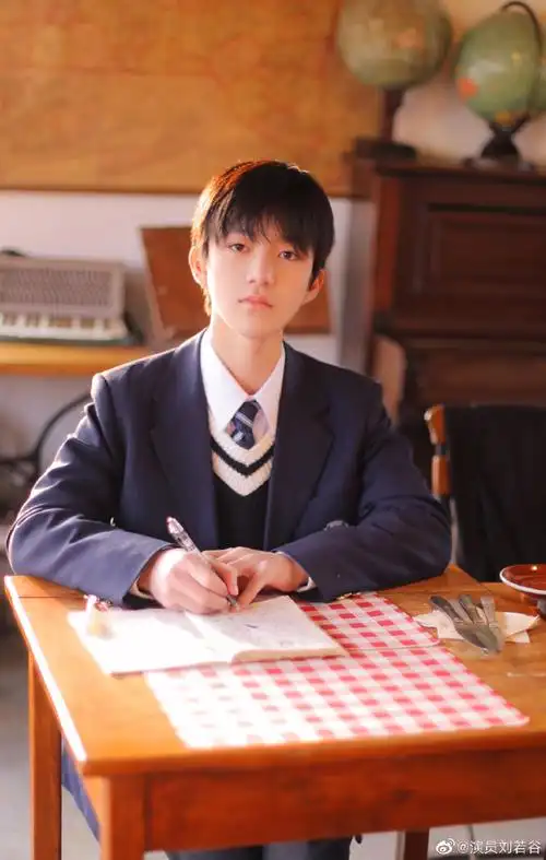 最美校服大赛##造浪吧少年##校园颜究生##学长风