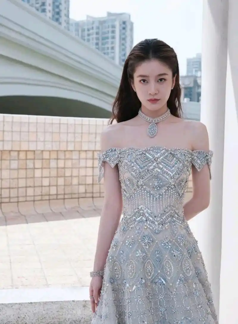 张雪迎抹胸复古礼服裙造型优雅美丽#娱乐大赏# #一眼沦陷# #明星的