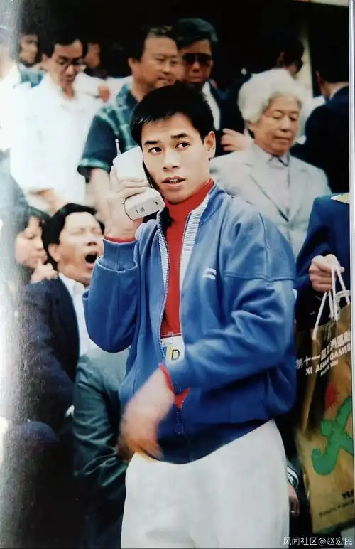 1990年,年轻帅气的李宁,在工人体育场打电话,对,就是那个体操王子李宁