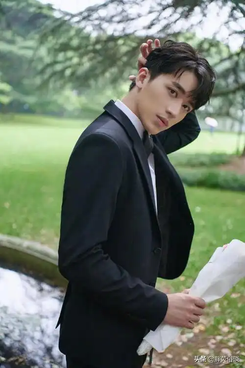 许魏洲穿好西服系上领结捧着鲜花化身帅气伴郎