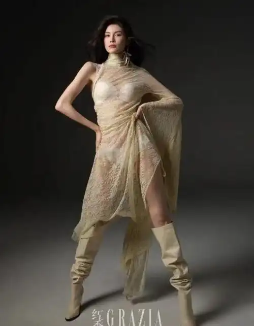 超模奚梦瑶何穗同穿内衣同框pk何穗都赢麻了