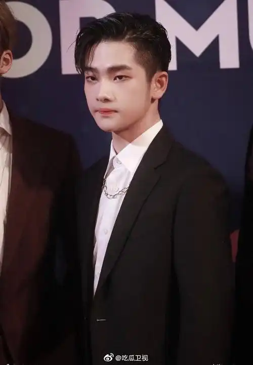 周震南戴双眼皮眼镜