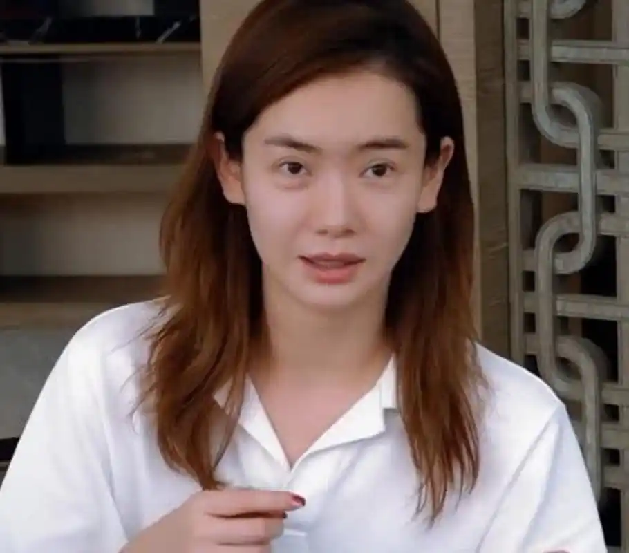 戚薇的双眼皮十几年前就已经算成功了,不化妆痕迹更明显[鄙视]