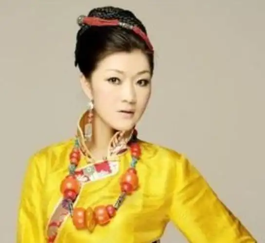 回顾降央卓玛哥哥弟弟砸锅卖铁供她上学成名爱家人胜过爱自己