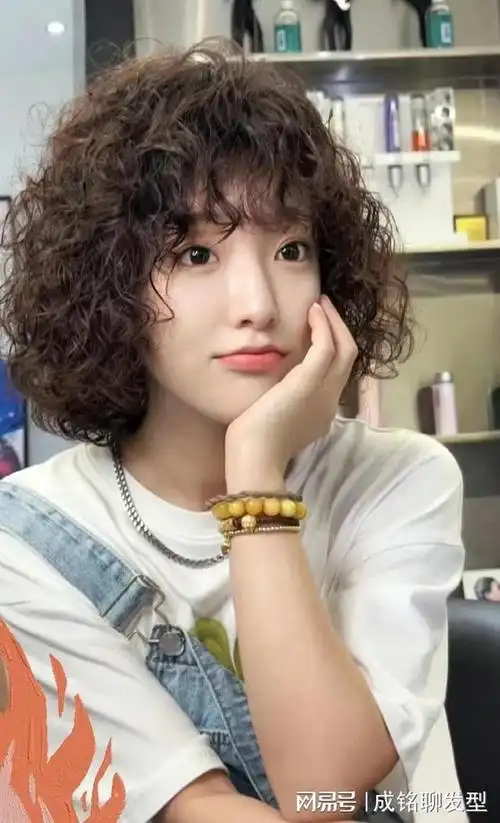 告别老气横秋,中短发这样烫,时尚减龄又显气质|发型|卷发|烫发|脸型