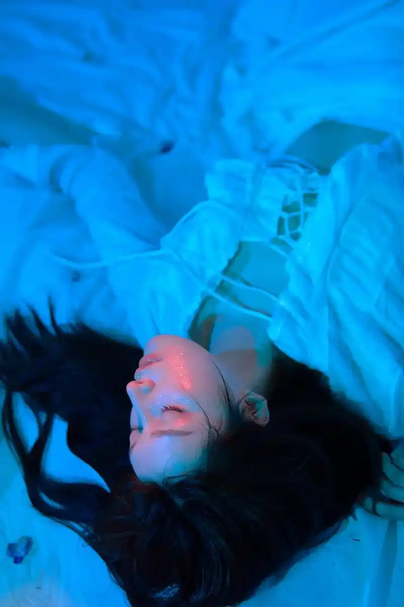 最怕的就是一个人这样睡着…73情绪写真我不怕孤独,但我却不想 - 抖