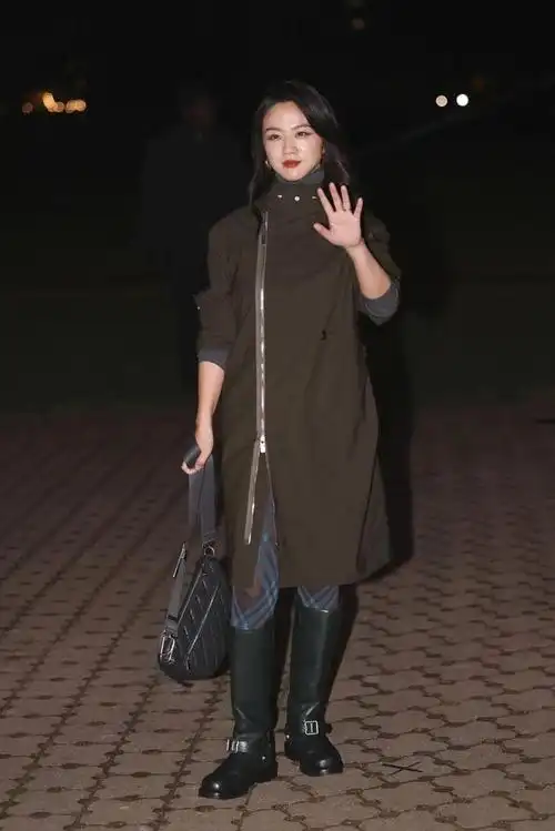 了钟小姐带着早春核心单品出现看秀的小亨不就是办公室妖姬嘛海报街拍