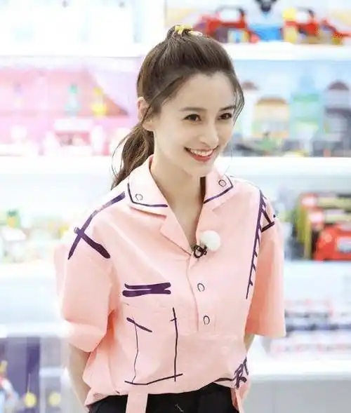 原创angelababy绑爱心双马尾扎发美得像学生妹好减龄显清纯