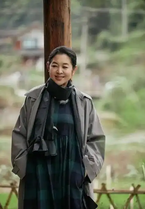 倪萍瘦身后真时髦,穿条纹t恤 阔腿裤走机场,戴猫咪墨镜不像65岁