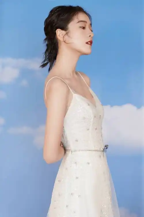 张雪迎如冰雪公主般优雅,轻纱吊带裙尽显温柔浪漫,美背性感惊艳_照片