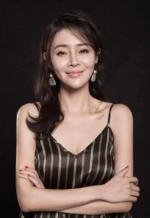 40岁于明加:我这辈子最正确的决定,就是相亲嫁普通丈夫生俩女儿