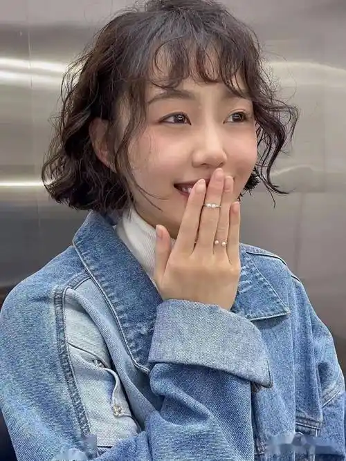 入春" 短烫发超减龄"_发型_短发_女生