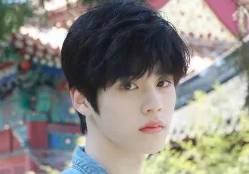 16岁少年黑色刘海短发设计新上线中学男生今夏必备校草发型