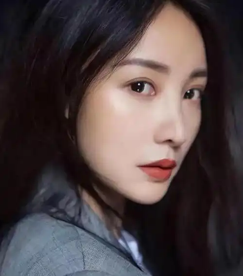 长得"歪瓜裂枣",整得"美若天仙",这4位女星靠脸逆天改