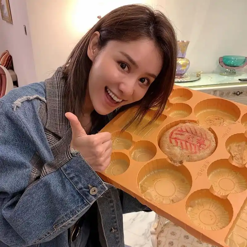 林峯女友张馨月晒近照手捧状元饼笑容甜美