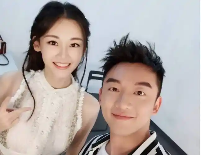 郑恺,舍弃白富美,钟情"小家碧玉"的苗苗,婚姻中选对人很重要_程晓玥