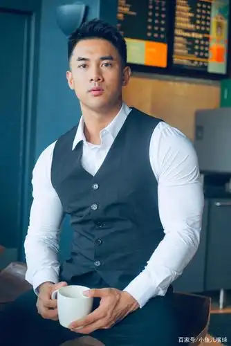 肌肉男撑爆正装的模样非常性感.