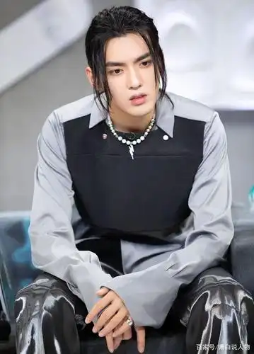 吴亦凡晒出仅存的长发照,自称凡凡子,大玩《潮玩人类在哪里》