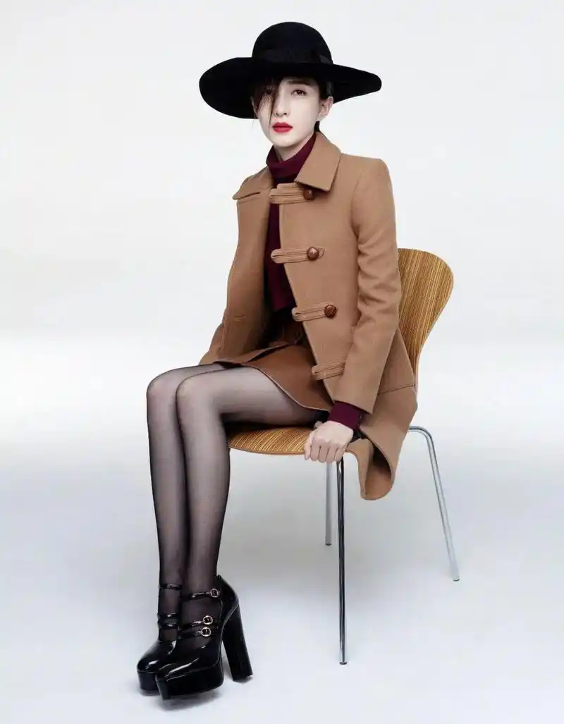 江疏影黑丝造型:美腿与御姐范的完美结合 江疏影,身高168cm,体重96斤