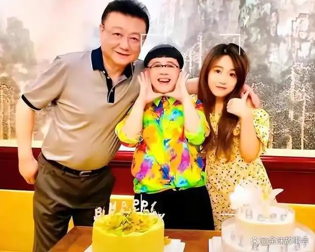 8月5日晒出"金龟子"刘纯燕与老公王宁合影.