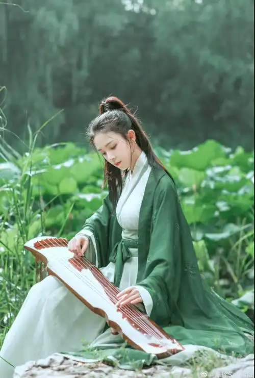 原创陈瑶荷塘古风写真大片绿衣高马尾清新淡雅陈瑶太美了