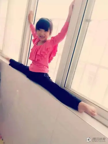 软妹子挑战柔韧极限海滩瑜伽高难度如柔术