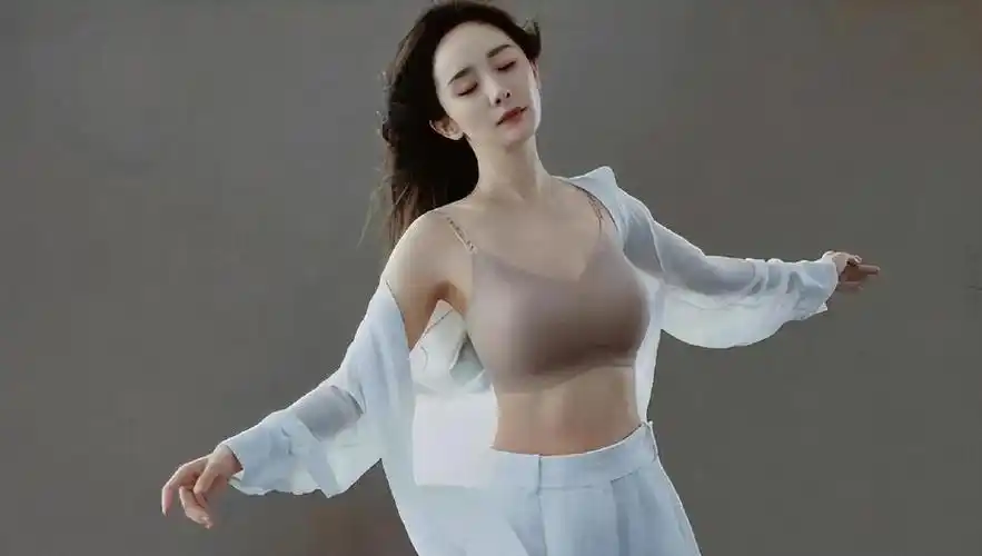 杨幂穿内衣拍性感大片!马甲线凸显傲人身材,好身材再次惊艳网友