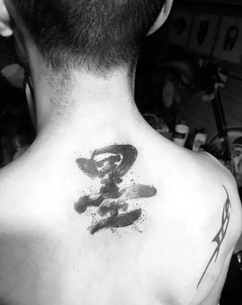 墨纹身图片_背部水墨纹身图案