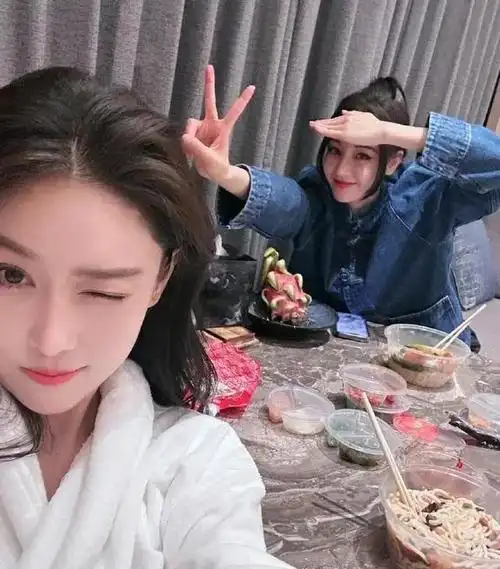 张馨予晒与迪丽热巴合照,闺蜜俩贴脸卖萌,颜值气质不相上下